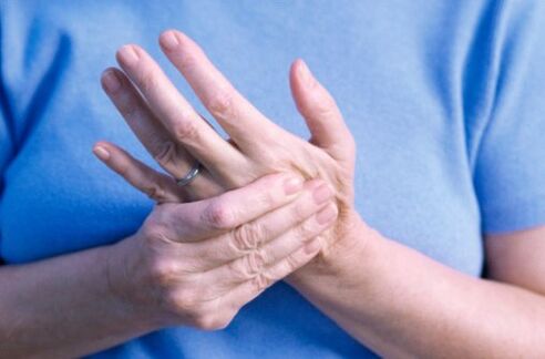 Pain in the joints of the hands and fingers a sign of various diseases. 